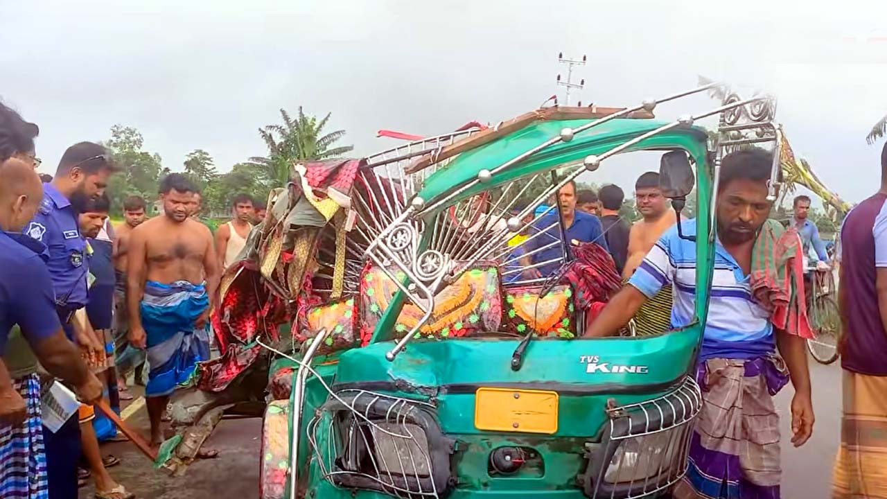 মধুপুর ও ধনবাড়ী সীমানার বাঘিলে বাস সিএনজি অটোরিক্সার সংঘর্ষ  মা ছেলেসহ তিনজনের মৃত্যু । ছবি: আজকের প্রথা