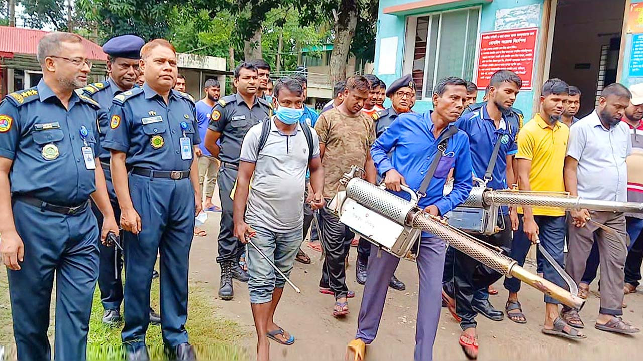 টাঙ্গাইল কারাগারের বন্দিরা মশা মারছে- করছে অঙিনা পরিষ্কার । ছবি : আজকের প্রথা