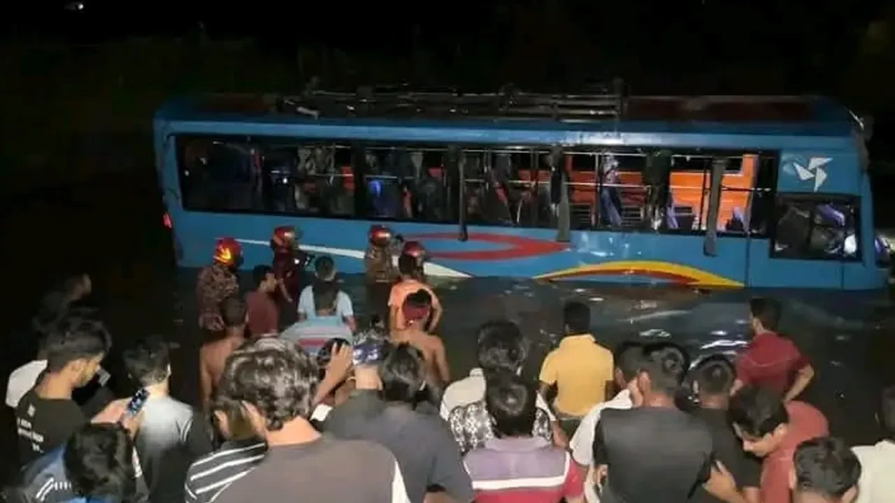 রংপুরে বউভাত থেকে ফেরার পথে বাস পুকুরে, নিহত ৩