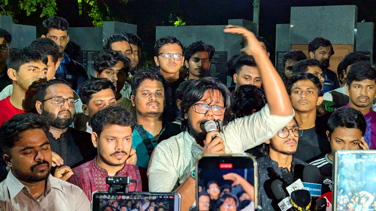ব্যবসায়ী সোহাগকে নৃশংসভাবে হত্যার প্রতিবাদে বিক্ষোভ মিছিল করেছেন ঢাবির শিক্ষার্থীরা। ছবি: আজকের প্রথা