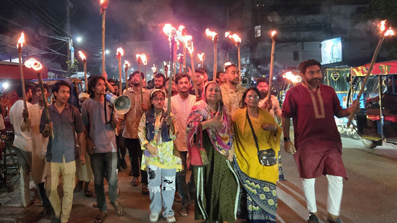 রাজধানীর মিটফোর্ড হাসপাতালের সামনে যুবদল নেতা কতৃক ভাঙারি ব্যবসায়ী সোহাগ হত্যার বিচার দাবিতে নওগাঁয় বিক্ষোভ এবং মশাল মিছিল করেছে ছাত্র-জনতা । ছবি : সংগৃহীত