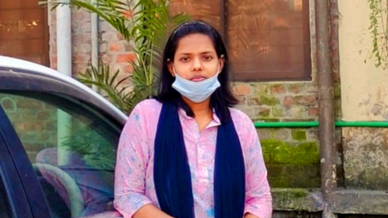 মধুপুরের স্বেচ্ছাসেবী বৃষ্টি কর্মকার । ছবি : আজকের প্রথা