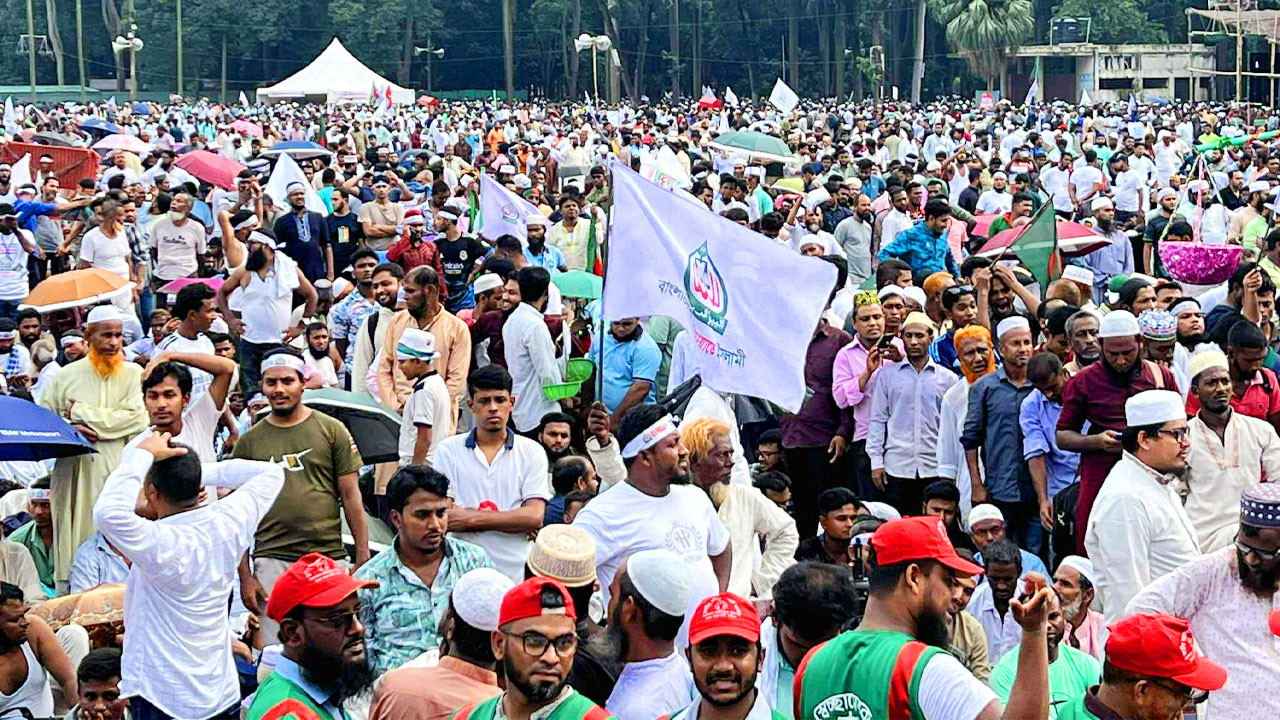 কানায় কানায় পূর্ণ সোহরাওয়ার্দী উদ্যান। ছবি: সংগৃহীত
