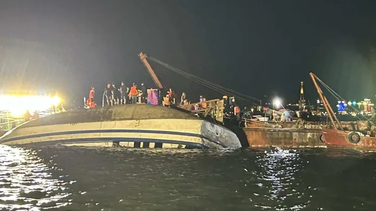 ভিয়েতনামে পর্যটকবাহী নৌকাডুবি: ৩৪ জনের মৃত্যু, নিখোঁজ ৮