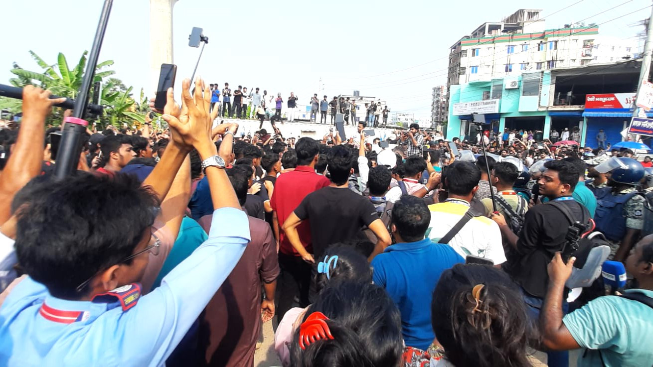 বিমান দুর্ঘটনার প্রতিবাদে উত্তাল মাইলস্টোন, উপদেষ্টাদের অবরোধ। ছবি : সংগৃহীত