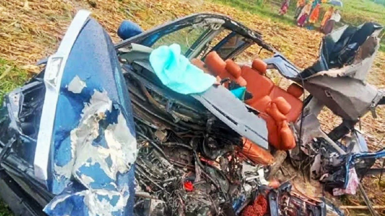 নাটোরের বড়াইগ্রামে ট্রাক-মাইক্রোবাস সংঘর্ষে দুমড়ে-মুচড়ে যাওয়া মাইক্রোবাস, ঘটনাস্থলেই নিহত পাঁচজন। ছবি: সংগৃহীত