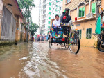 পটুয়াখালী শহরের রাস্তায় জমে থাকা পানিতে দুর্ভোগে সাধারণ মানুষ। ছবি : সংগৃহীত