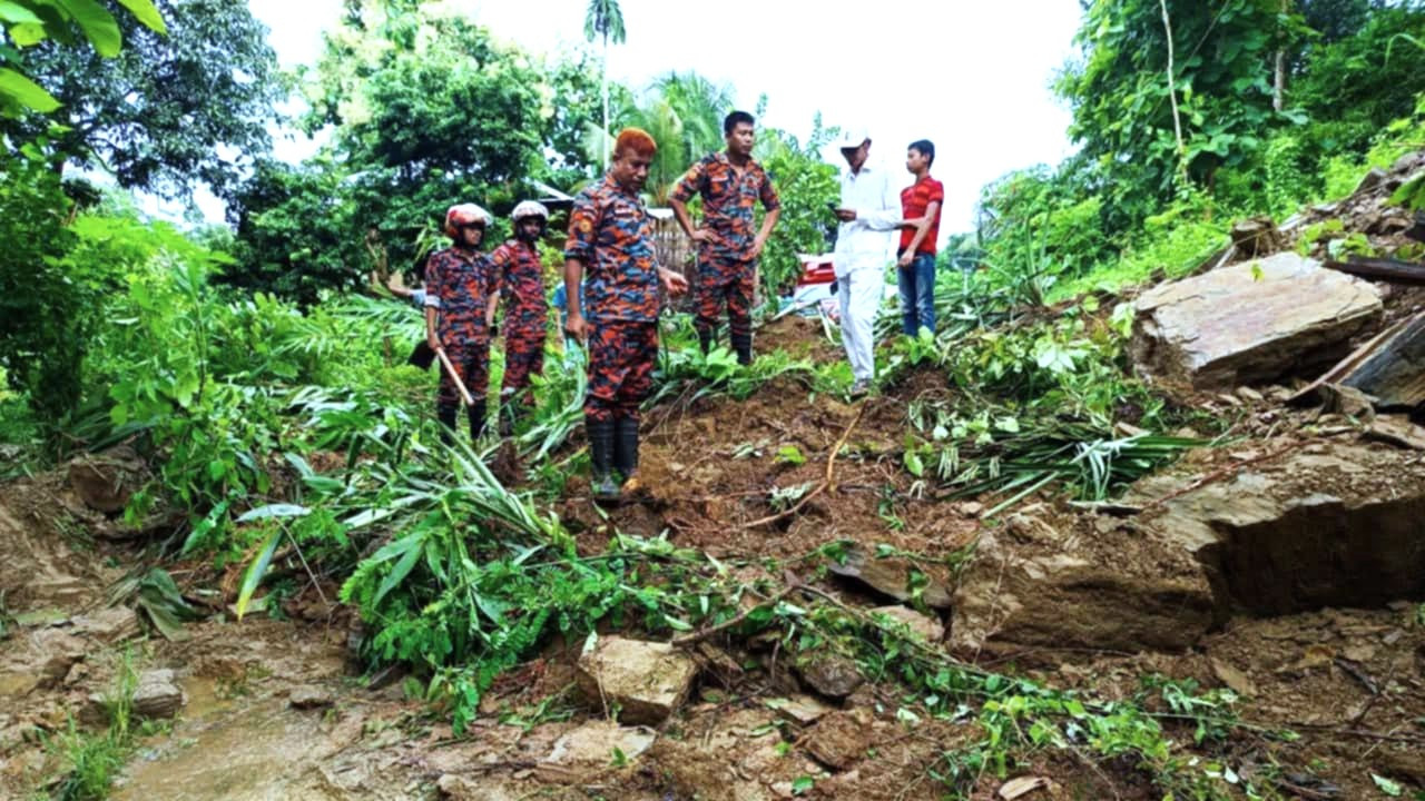 সাজেক সড়কে ধস, বন্ধ সড়ক যোগাযোগ - আটকা পর্যটকরা । ছবি : সংগৃহীত