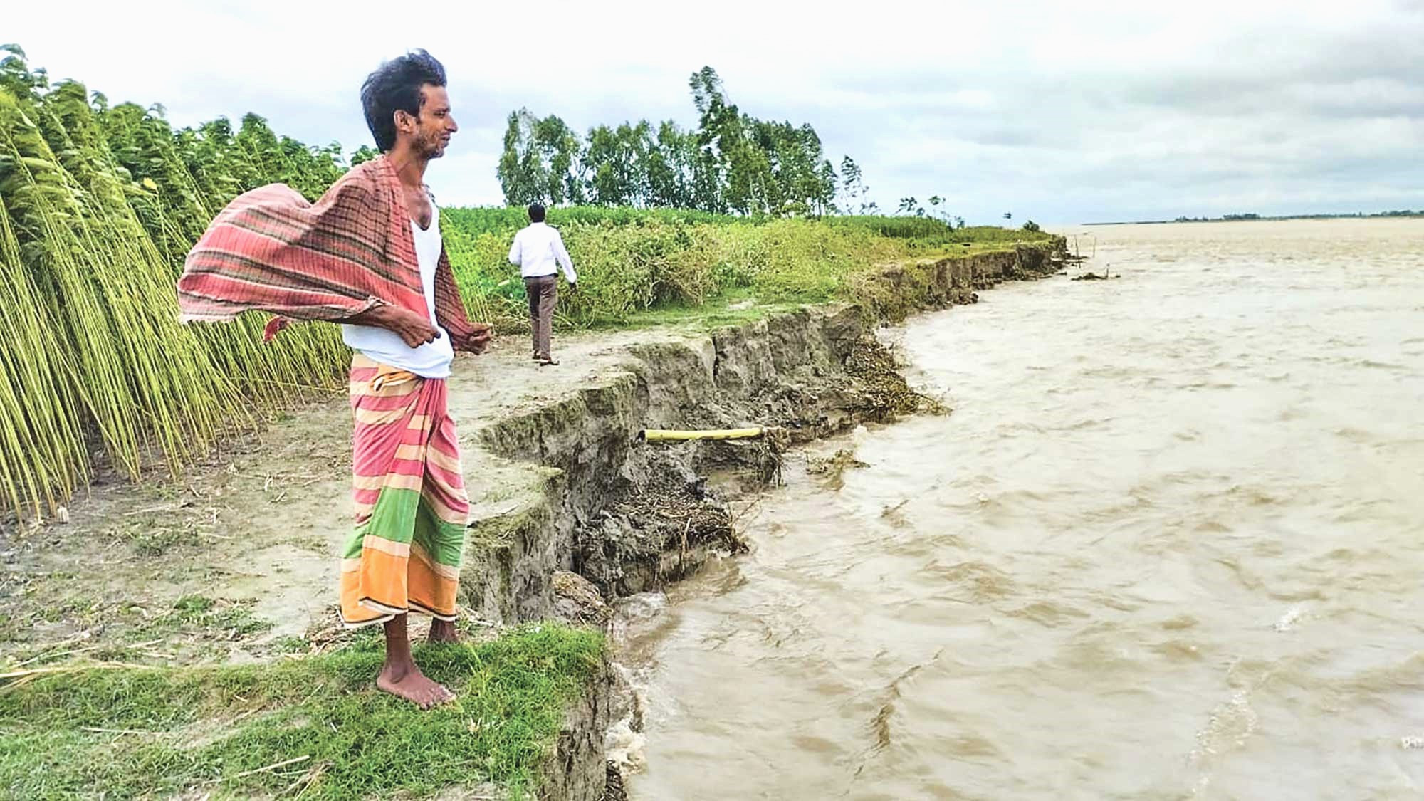 গাইবান্ধার শ্রীপুর ইউনিয়নে নদীভাঙনের তীব্রতা বেড়েছে, নদীতে বিলীন হচ্ছে জমি ও ঘরবাড়ি। । ছবি  সংগৃহীত