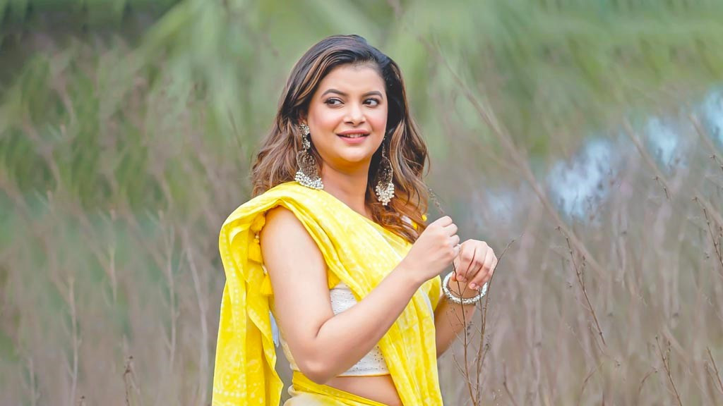 ফারিয়ার স্ট্যাটাসে রাজনৈতিক তোপ। ছবি : সংগৃহীত