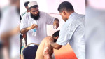 গ্যাস বেলুন বিস্ফোরণে আহত মোমিনুল ইসলামকে প্রাথমিক চিকিৎসা দেওয়া হচ্ছে।  ছবি : সংগৃহীত