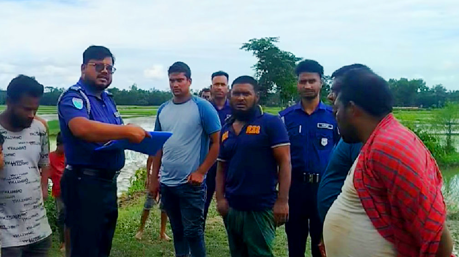 ঘটনাস্থলে পুলিশ ও স্থানীয় বাসিন্দারা। ছবি : সংগৃহীত