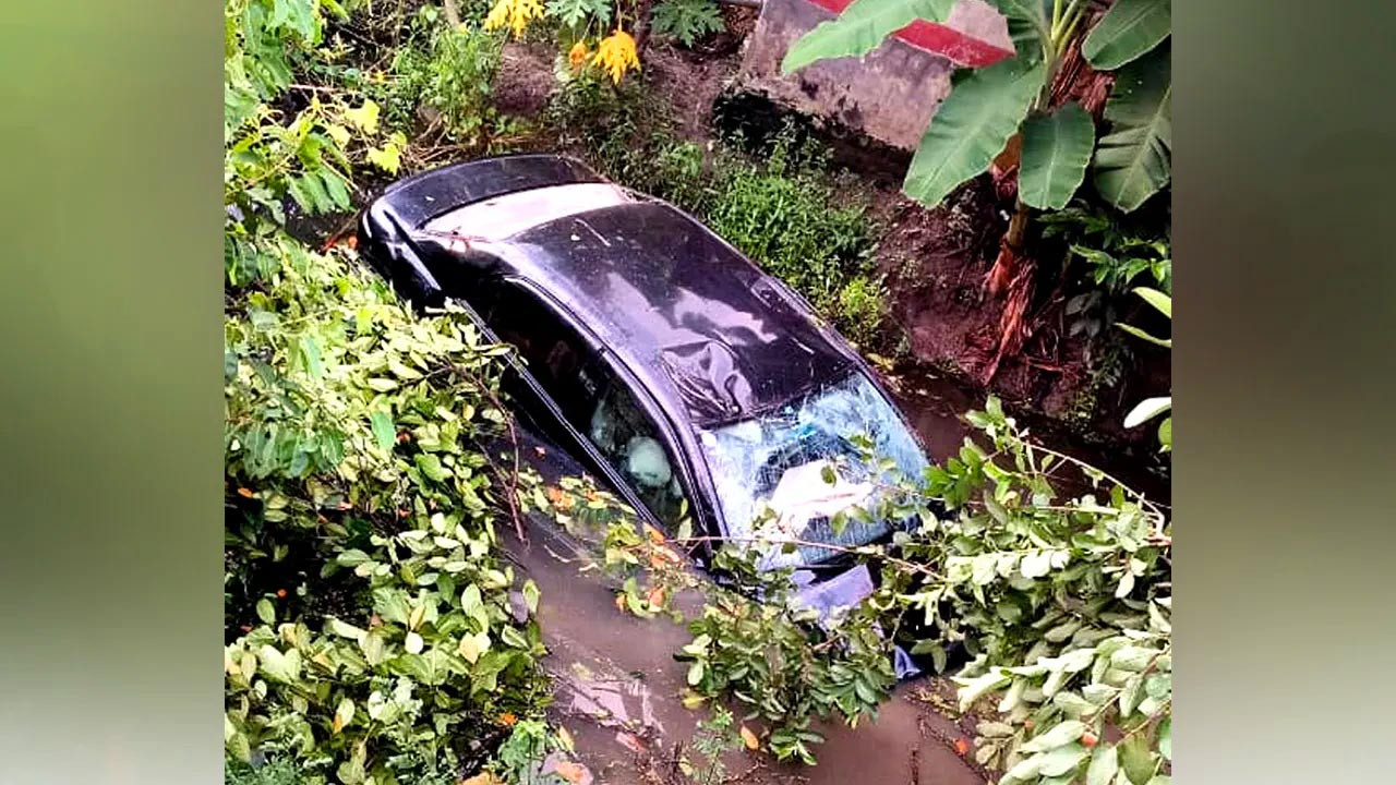দ্রুতগামী প্রাইভেটকার নিয়ন্ত্রণ হারিয়ে খাদে পড়ে যায়। ছবি : সংগৃহীত