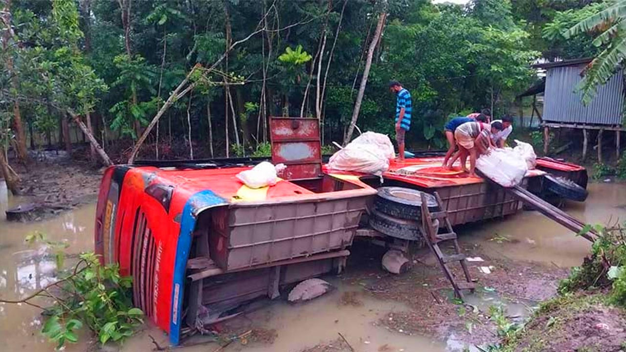 পটুয়াখালী বাউফলে যাত্রীবাহী বাস নিয়ন্ত্রণ হারিয়ে পুকুরে - আহত ১০