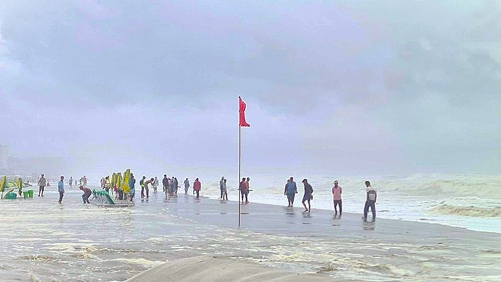 উত্তাল সাগরে নৌযান ও জেলেদের সতর্ক থাকার নির্দেশ দেওয়া হয়েছে। ছবি : সংগৃহীত