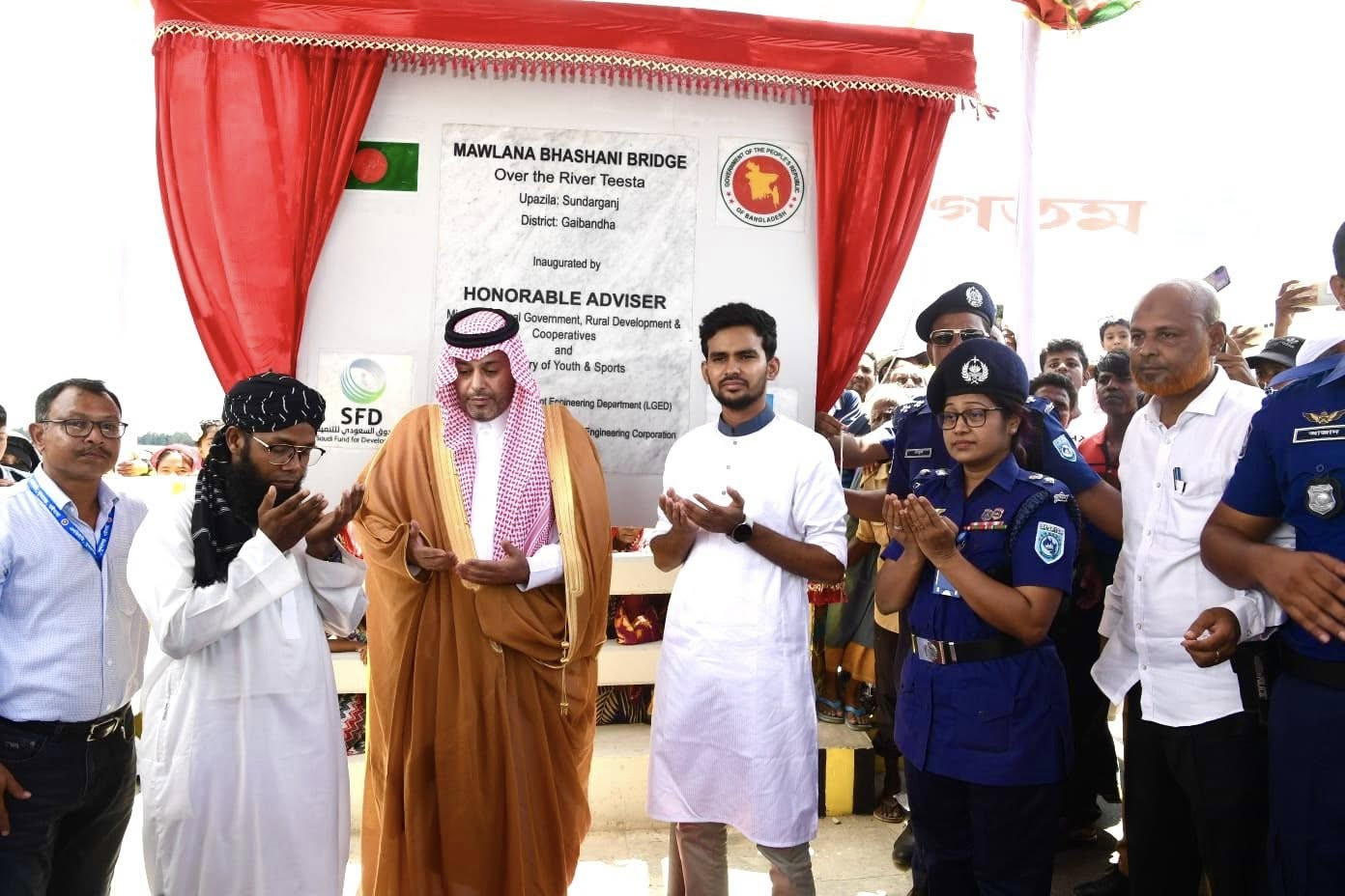 মওলানা ভাসানী সেতুর উদ্বোধনে উপদেষ্টা আসিফ মাহমুদ সজীব ভূঁইয়াসহ অতিথিরা। ছবি : আজকের প্রথা