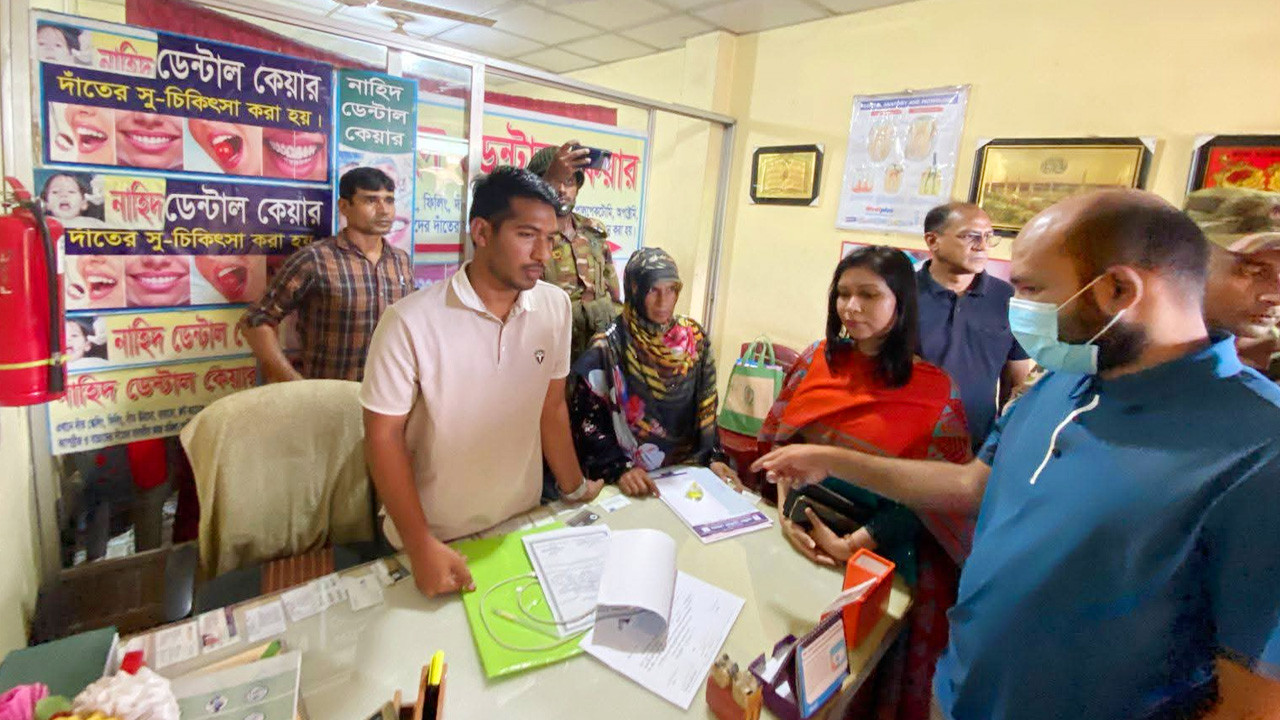 ভ্রাম্যমান আদালত পরিচালনাকালে উপজেলা সহকারী কমিশনার(ভূমি) ও এক্সিকিউটি ম্যাজিস্ট্রেট রিফাত আনজুম পিয়া। ছবি : আজকের প্রথা