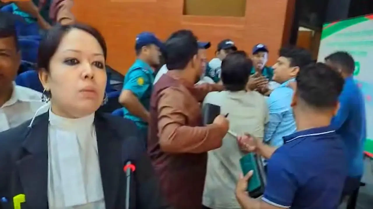 সংসদীয় সীমানা শুনানিতে উত্তেজনা, রুমিন ফারহানা গ্রুপ ও এনসিপির হট্টগোল। ছবি : সংগৃহীত
