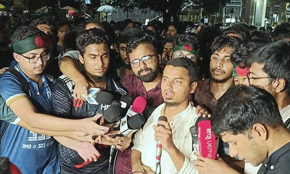 শাহবাগে সমবেত হয়ে শাটডাউন কর্মসূচির ঘোষণা দিচ্ছেন প্রকৌশল বিশ্ববিদ্যালয়ের শিক্ষার্থীরা। ছবি:সংগৃহীত