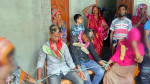 গ্রামবাসীর হাতে আটক হওয়ার পর চারজনকে থানায় নিয়ে যায় পুলিশ। ছবি : সংগৃহীত