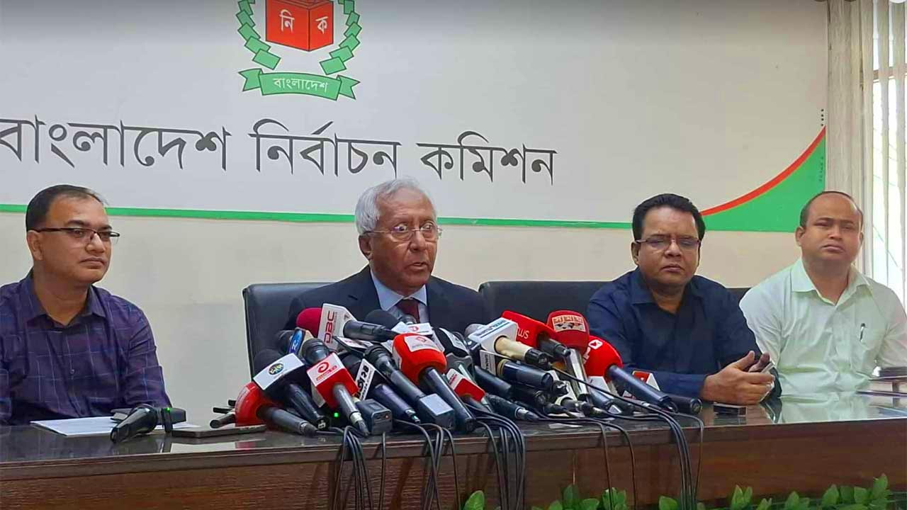 নির্বাচন কমিশনের রোডম্যাপ ঘোষণার সংবাদ সম্মেলনে উপস্থিত ইসি কর্মকর্তারা। ছবি : সংগৃহীত