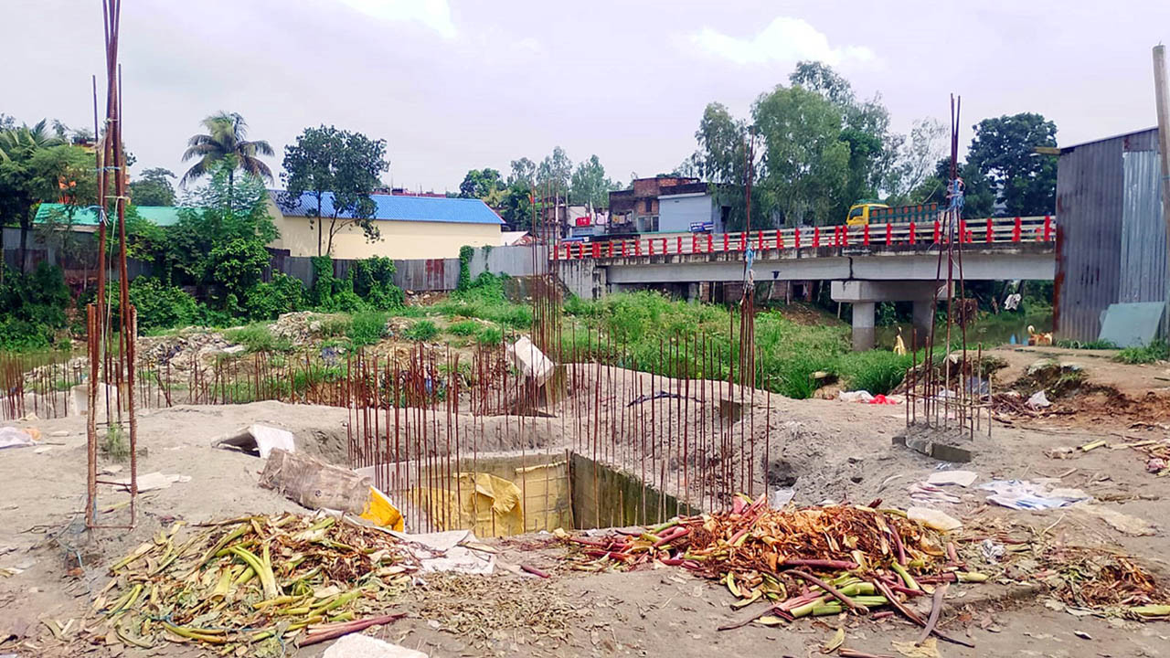 টাঙ্গাইলের মধুপুর হাটখোলা ব্রিজের কাছে বংশাইর পড়ে নির্মাণাধীন পাবলিক টয়লেটের কাজ বন্ধ হয়ে গেছে : ছবিঃ আজকের প্রথা
