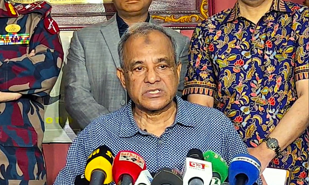 আইনশৃঙ্খলা বিষয়ক কোর কমিটির বৈঠক শেষে সাংবাদিকদের সঙ্গে কথা বলছেন স্বরাষ্ট্র উপদেষ্টা জাহাঙ্গীর আলম চৌধুরী। ছবি:সংগৃহীত