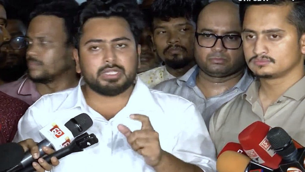 এয়ারপোর্ট থেকে নুরকে দেখতে হাসপাতালে এনসিপি নেতারা। ছবি: সংগৃহীত