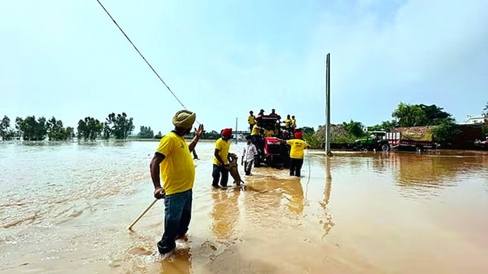 ভারতের পাঞ্জাবে ভয়াবহ বন্যায় অন্তত ২৯ জনের মৃত্যু ও আড়াই লাখ মানুষের ক্ষতি হয়েছে। নদীর স্রোত ও পাহাড়ি বৃষ্টিপাতে তলিয়ে গেছে এক হাজারের বেশি গ্রাম। ছবি: সংগৃহীত