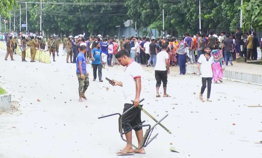 নির্দেশিত কারখানা বন্ধ ঘোষণায় নীলফামারী ইপিজেডে শ্রমিক-পুলিশ সংঘর্ষ। ছবি: সংগৃহীত