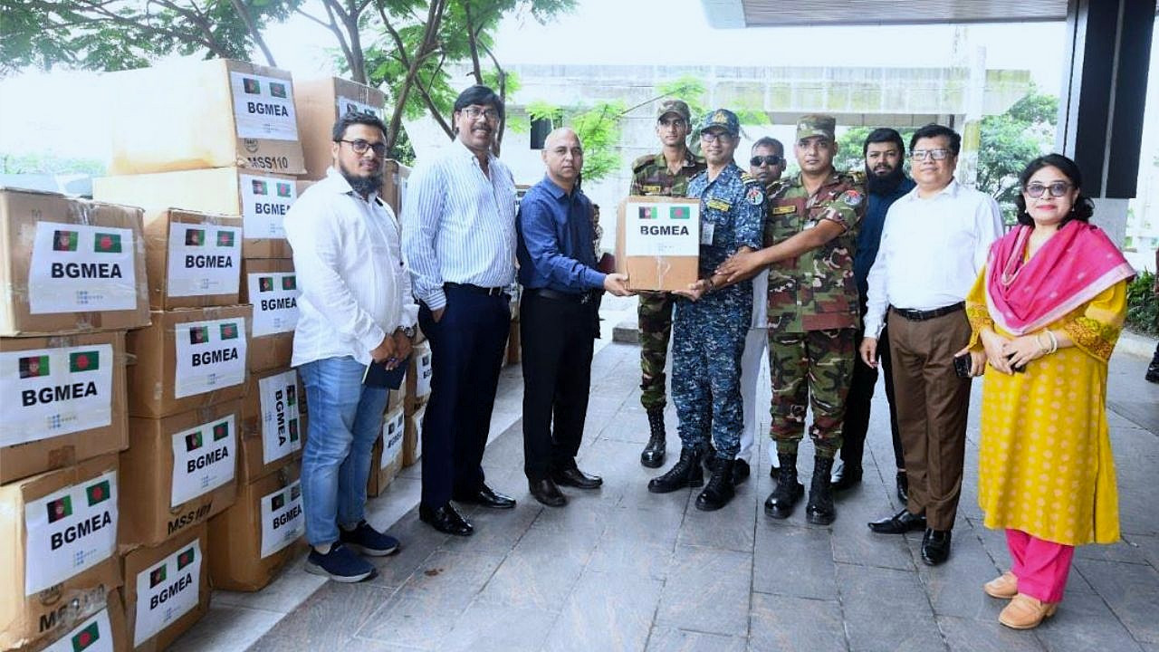 আফগানিস্তানের ভূমিকম্প দুর্গতদের জন্য পোশাক হস্তান্তর করছে বিজিএমইএ। ছবি:সংগৃহীত