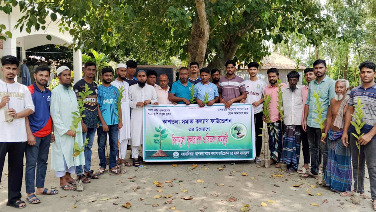 ঘাটাইলে শিক্ষার্থীদের মাঝে ফলজ ও ঔষধি গাছের চারা বিতরণ | আজকের প্রথা