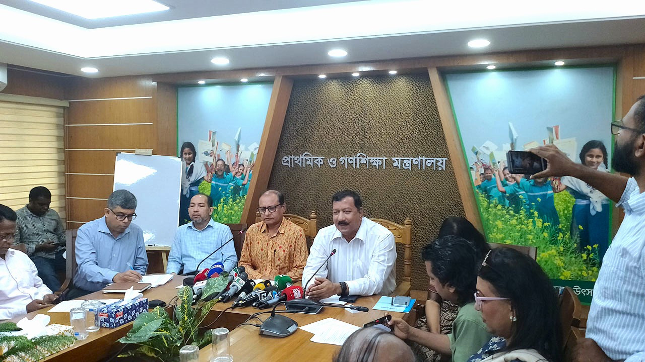প্রাথমিক শিক্ষা প্রতিষ্ঠানে ছুটি কমানোর পরিকল্পনা নিয়ে সংবাদ সম্মেলনে উপস্থিত শিক্ষক ও মন্ত্রণালয় কর্মকর্তারা। ছবি:সংগৃহীত
