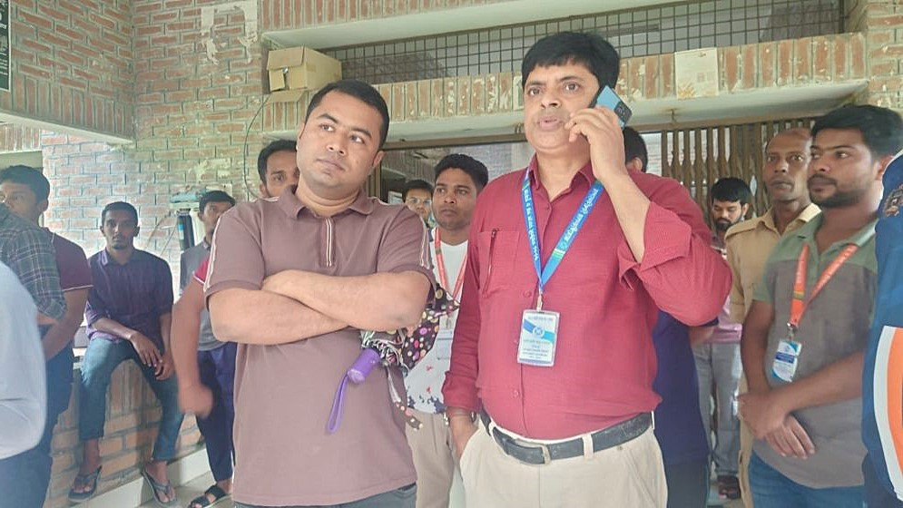 জাকসু নির্বাচন চলাকালে জাহাঙ্গীরনগর বিশ্ববিদ্যালয়ের রবীন্দ্রনাথ হল থেকে ছাত্রদলের কেন্দ্রীয় নেতা আটক। ছবি:সংগৃহীত