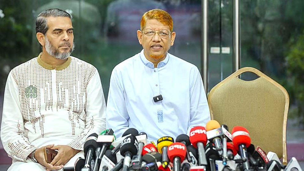 ফরেন সার্ভিস একাডেমিতে বৈঠক শেষে সাংবাদিকদের ব্রিফিংয়ে বক্তব্য রাখছেন জামায়াত নেতা হামিদুর রহমান আযাদ। ছবি:সংগৃহীত