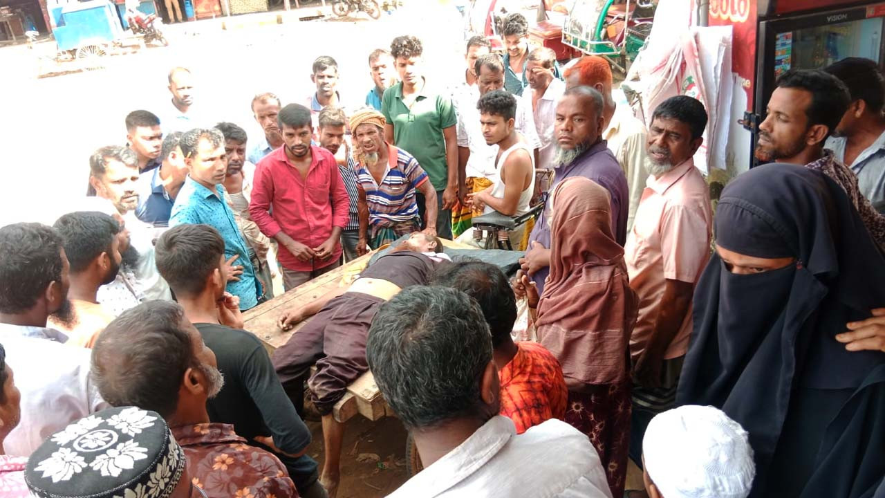 টাঙ্গাইল-ময়মনসিংহ মহাসড়কের মধুপুর অংশে সিএনজি অটোরিকশার ধাক্কায় নিহত জামালের মরদেহ । ছবি : আজকের প্রথা