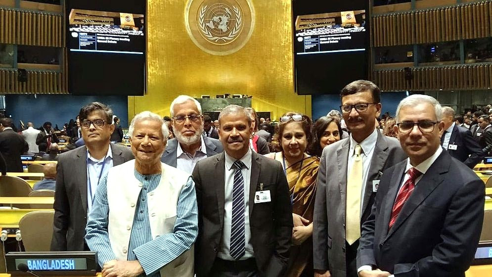প্রধান উপদেষ্টার সফরসঙ্গী দলের প্রকৃত সংখ্যা ৬২ জন বলে জানিয়েছেন সিনিয়র সহকারী প্রেস সচিব ফয়েজ আহম্মদ। টিআইবির দাবি তিনি ‘ভুল’ বলে মন্তব্য করেছেন। ছবি : সংগৃহীত