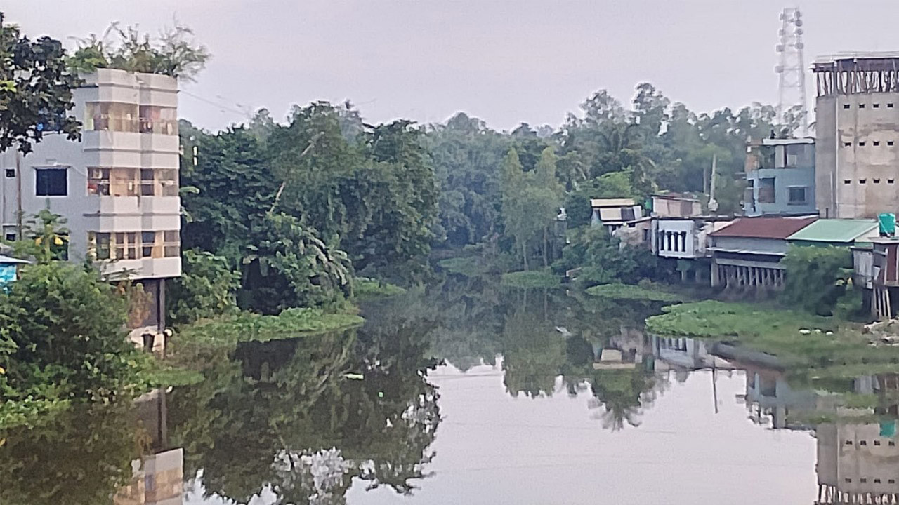 টাঙ্গাইলের মধুপুর পৌর এলাকার অংশের বংশাই নদের দুই ধার দখল হয়ে যাচ্ছে। মধুপুর সরকারি কলেজ ও হাটখোলা এলাকার অংশ।