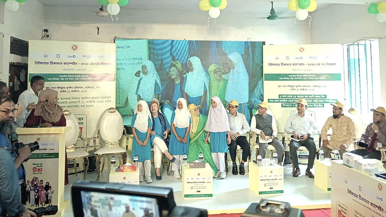 স্যার সলিমুল্লাহ মুসলিম এতিমখানায় টাইফয়েড টিকাদান কর্মসূচির উদ্বোধন করছেন স্বাস্থ্য উপদেষ্টা নূরজাহান বেগম। ছবি: সংগৃহীত