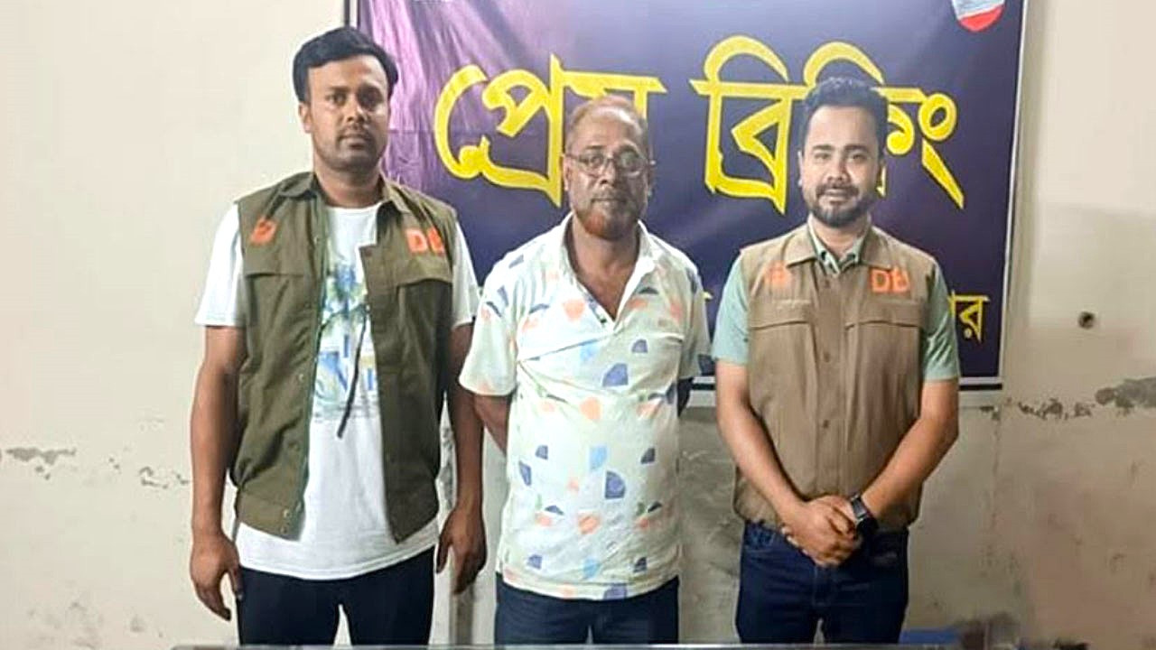 যশোরে উদ্ধার হওয়া চুরি হওয়া ট্রাকের অংশ এবং আটক লোহা ব্যবসায়ী মাসুদ আলম। ছবি: সংগৃহীত