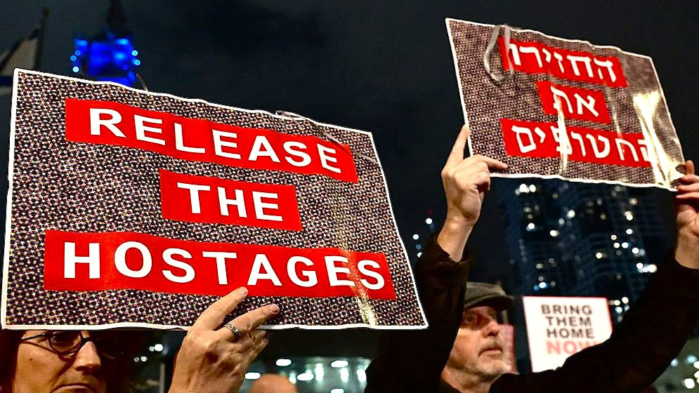 আন্তর্জাতিক রেডক্রসের তত্ত্বাবধানে মুক্তি পেতে চলেছেন ইসরাইলি জিম্মিরা। ছবি: সংগৃহীত