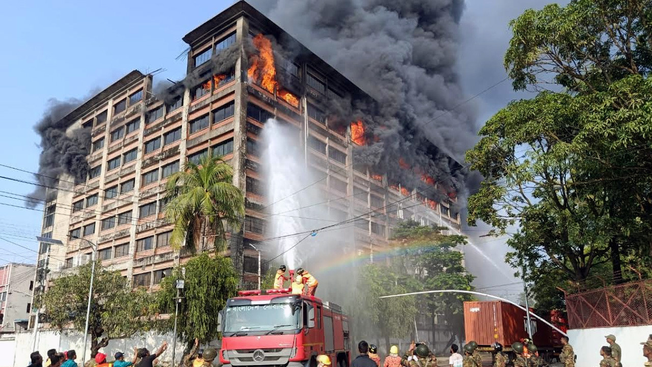 আগুন নিয়ন্ত্রণে কাজ করছে নৌবাহিনী, ফায়ার সার্ভিস, সেনাবাহিনী ও বিমানবাহিনী । ছবি: সংগৃহীত