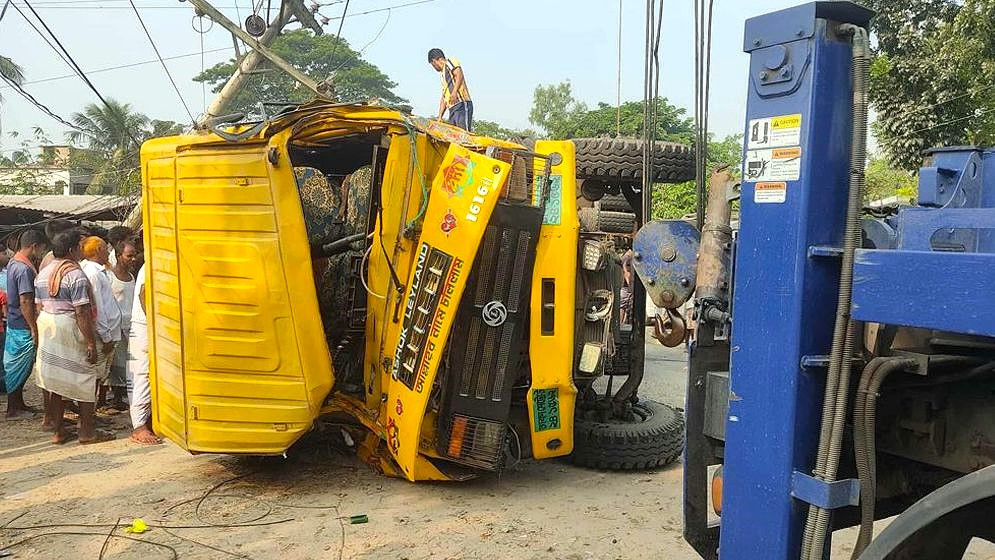 দুর্ঘটনার পর পাবনা মহাসড়কে যান চলাচল বন্ধ হয়ে যায়। ছবি: সংগৃহীত