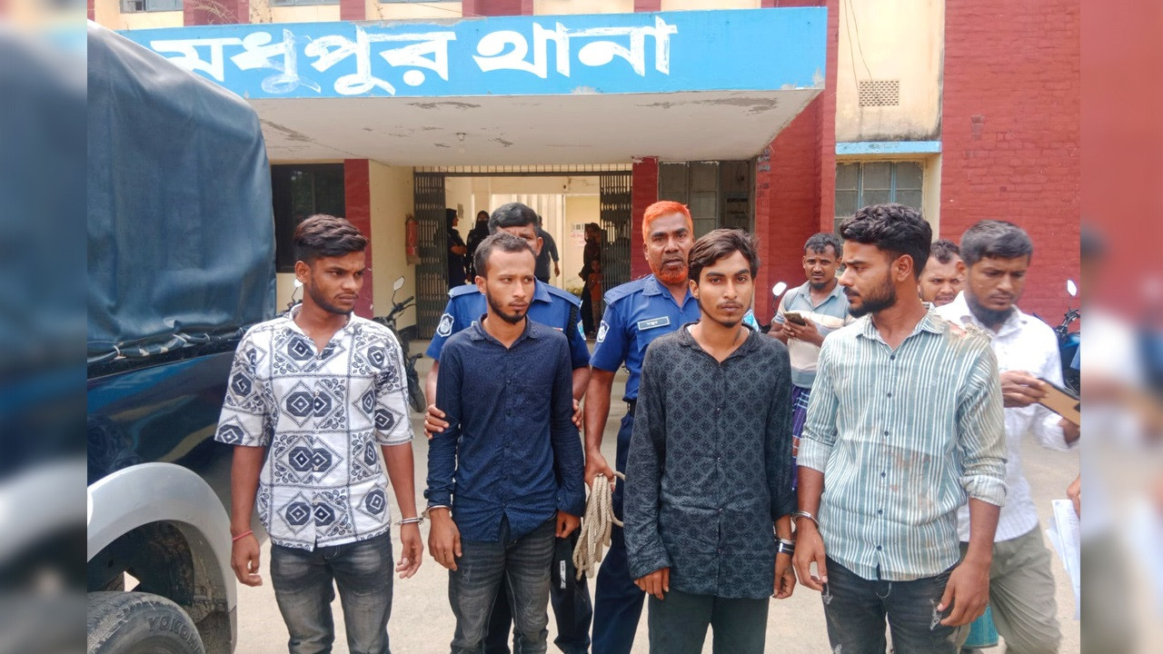 ছবিঃ মধুপুরে চার আটক ছিনতাইকারীর ছবি