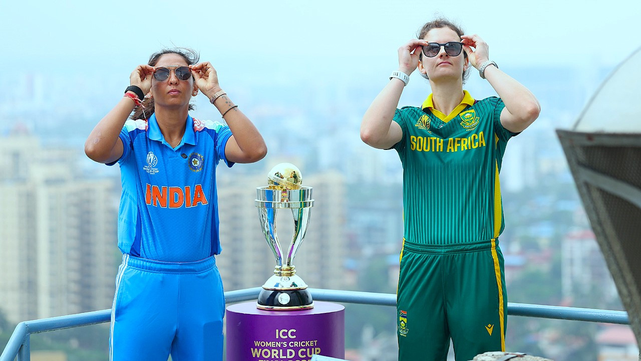 ভারত ও দক্ষিণ আফ্রিকা নারী ক্রিকেট দলের অধিনায়করা ফাইনাল ম্যাচের আগে একত্রিত। ছবি: সংগৃহীত