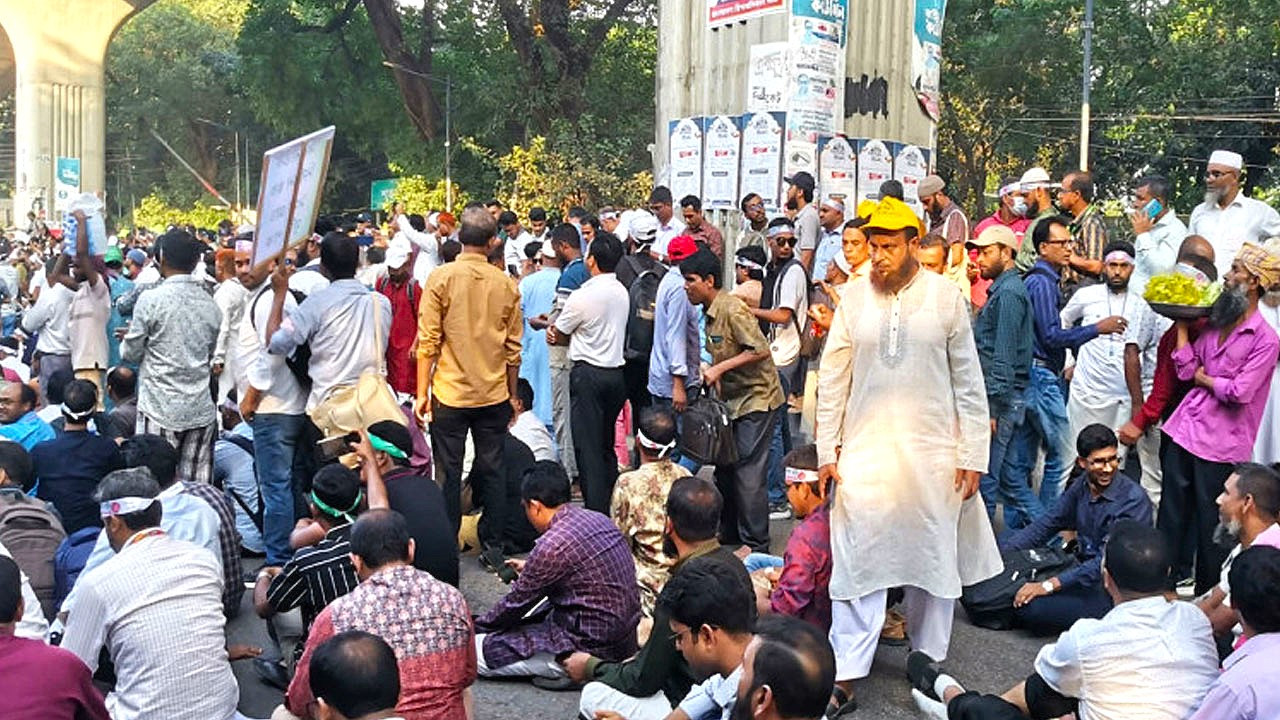 দশম গ্রেডের দাবিতে শহীদ মিনারে প্রাথমিক শিক্ষকদের অবস্থান কর্মসূচি চলছে। ছবি: সংগৃহীত