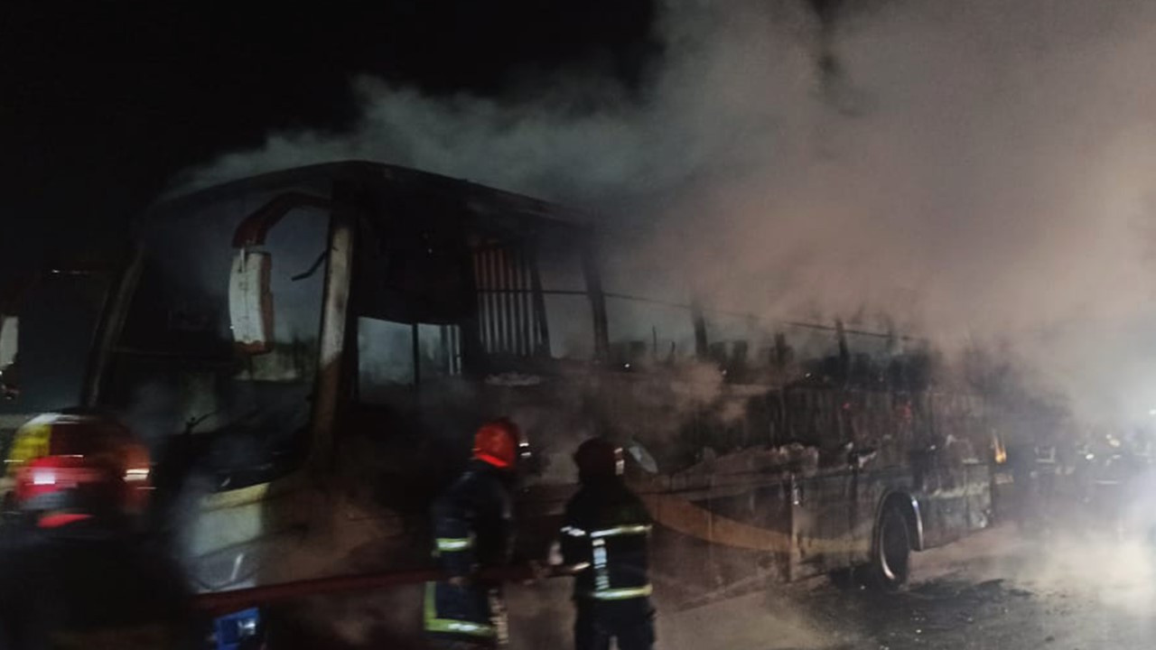 ঢাকা-টাঙ্গাইল মহাসড়কে বাসে আগুন। ছবি : আজকের প্রথা