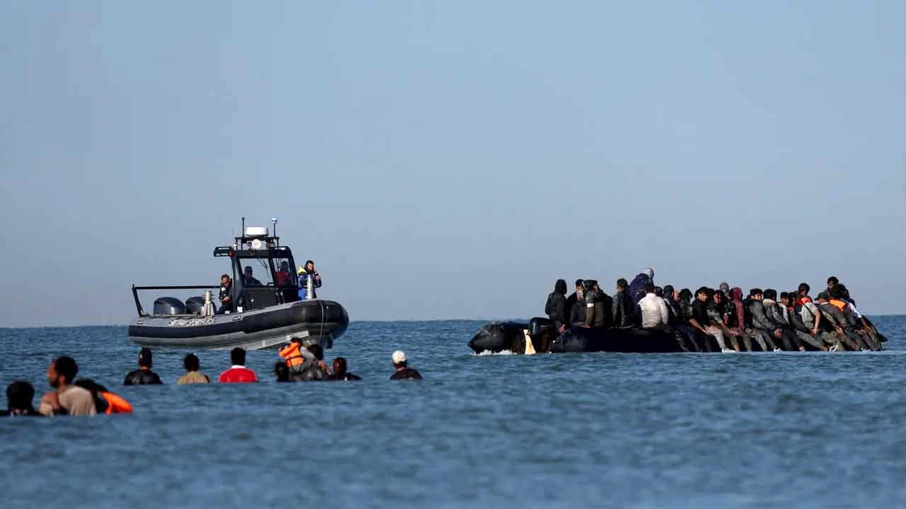 লিবিয়ার আল-খোমস উপকূলে ডুবে যাওয়া নৌকা থেকে উদ্ধার অভিযান পরিচালনা করছে রেড ক্রিসেন্টের সদস্যরা। ছবি: সংগৃহীত