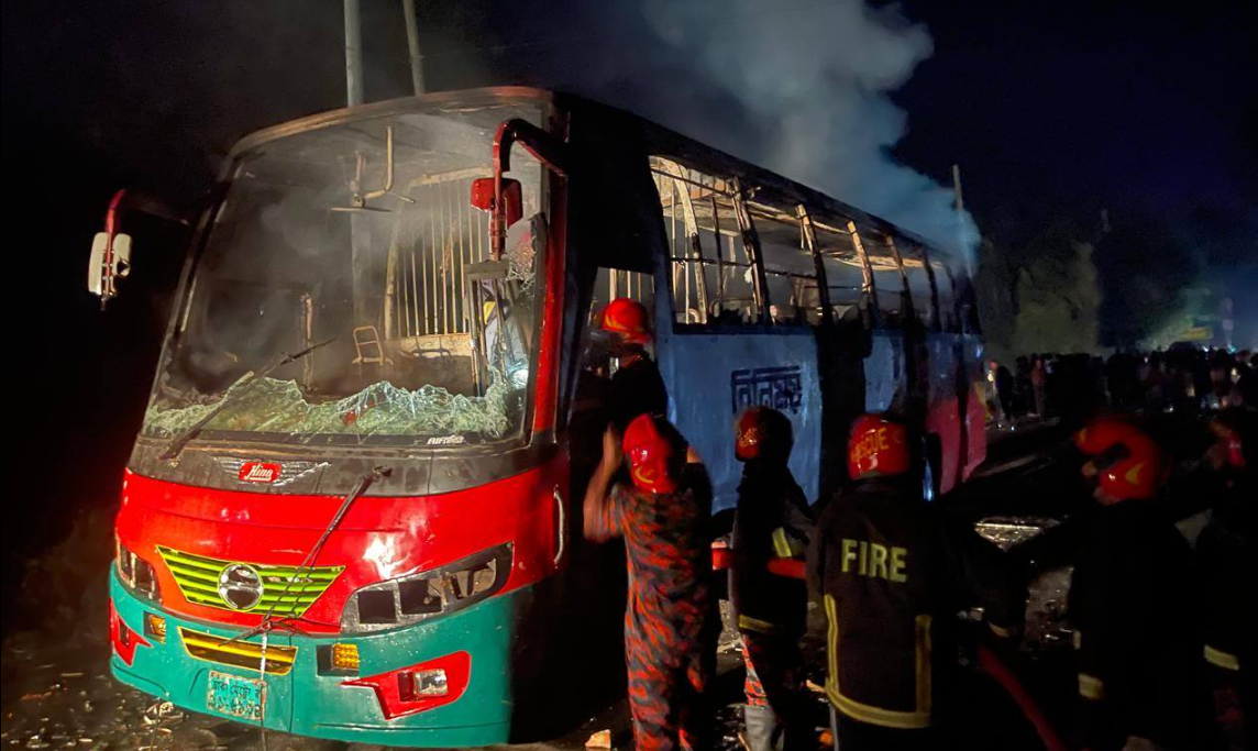 টাঙ্গাইল–জামালপুর সড়কের গোলাবাড়ি ব্রিজ এলাকায় দুর্ঘটনার পর পুলিশ ও ফায়ার সার্ভিসের উদ্ধার তৎপরতা।