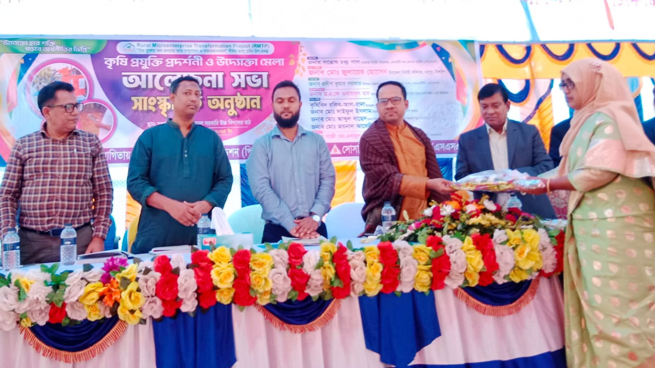 ছবি: মধুপুর উপজেলা নির্বাহী অফিসার ইউএনওকে ফুল দিয়ে বরণ করে নিচ্ছেন